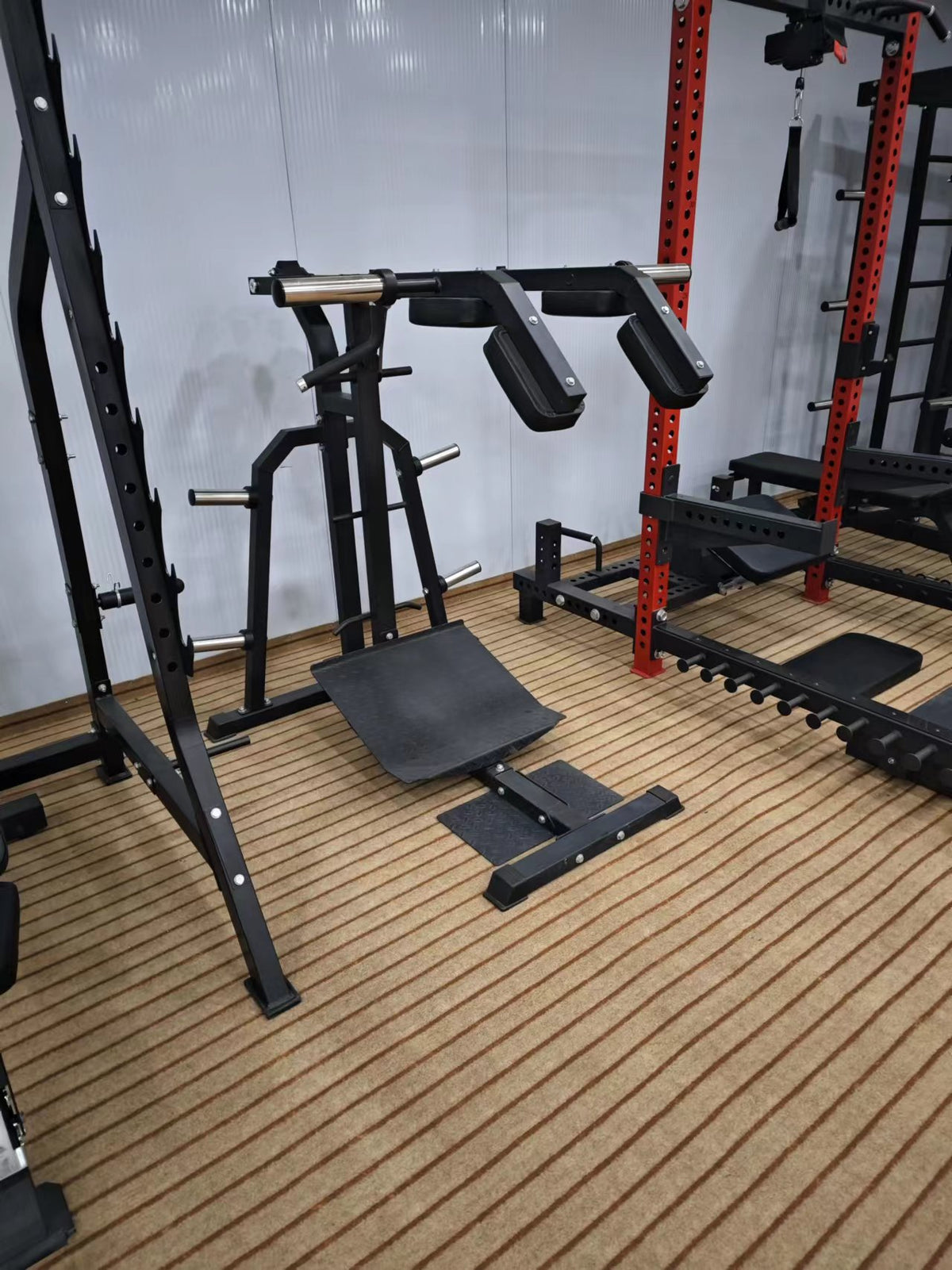 Reload dual leverage squat machine matte black frame