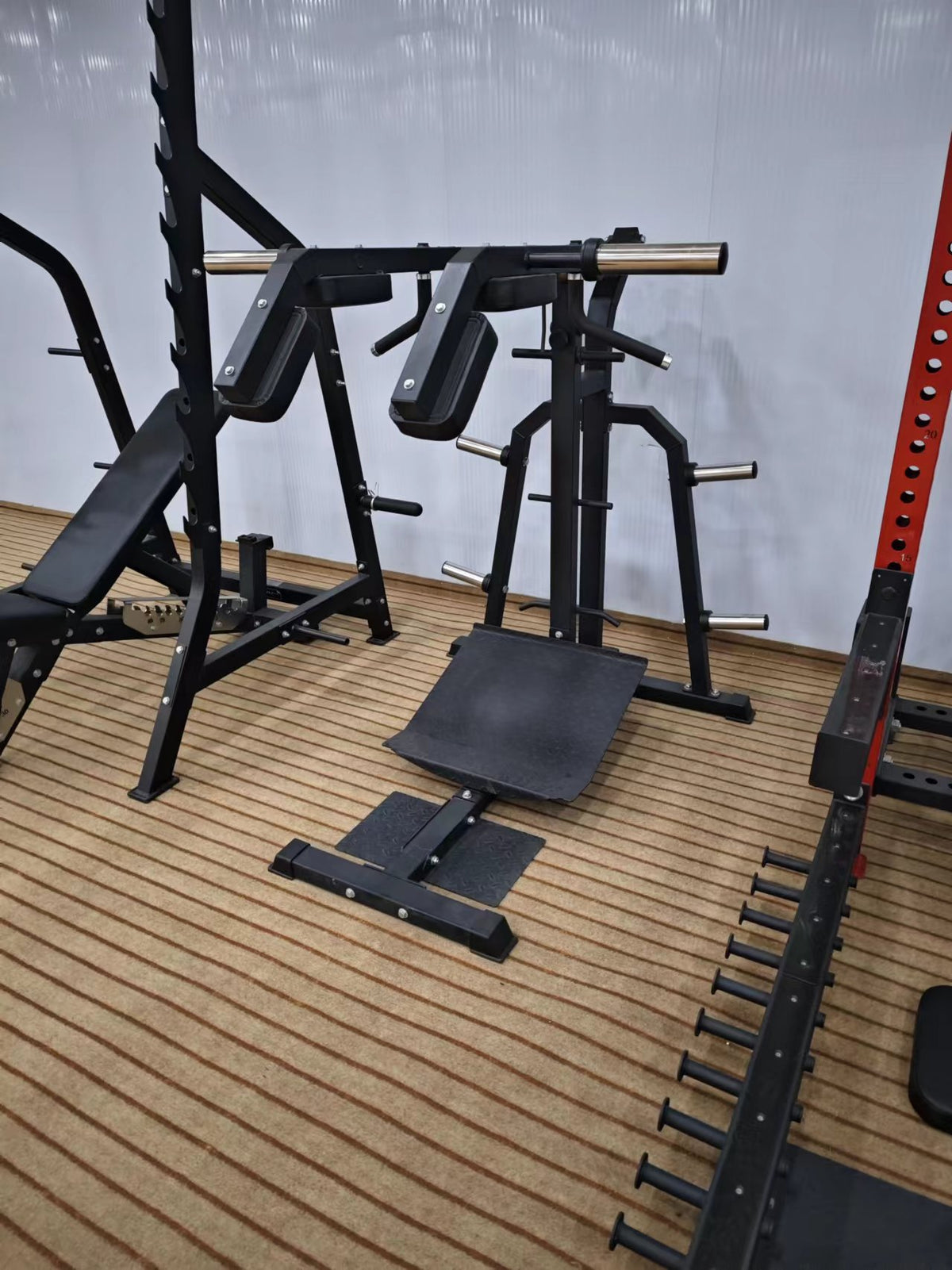 Plate loaded pendulum squat with calf raise platform