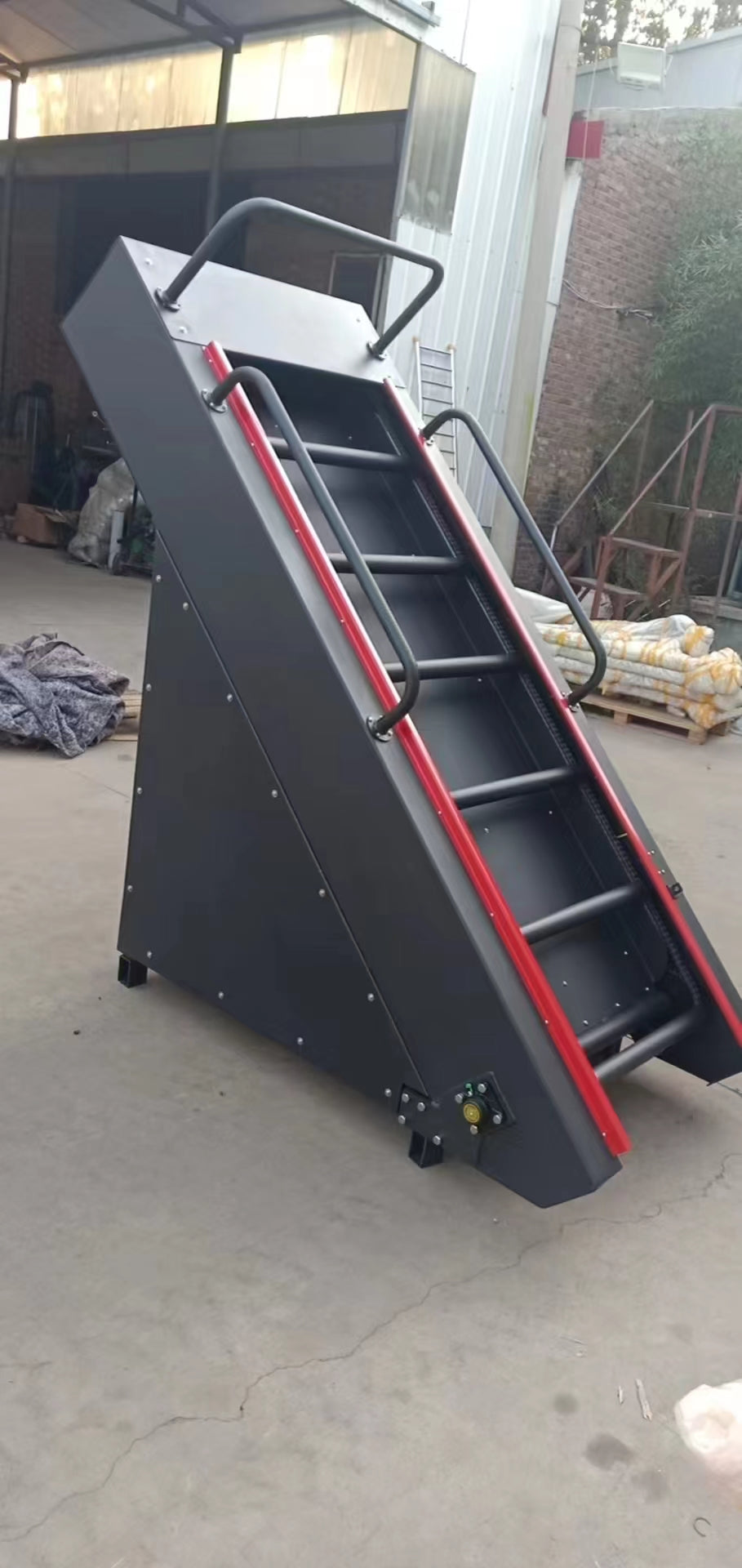 Reload Ladder Climber – Jacobs Ladder Machine in commercial gym setting